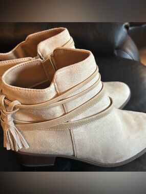 Women’s Ankle Booties in Light Beige Suede